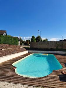 een klein zwembad op een houten terras bij Wonderful cozy apartment very well located in Gross Gurmels