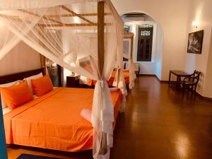 坦加拉的住宿－Stuart House Tangalle，一间卧室配有一张带蚊帐的床