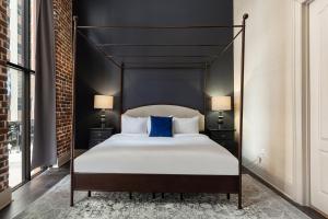een slaapkamer met een groot bed met een zwart hoofdeinde bij Chuck's Place in New Orleans