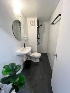 uma casa de banho com um WC, um lavatório e um espelho. em Impact-Don Mueang Bangkok Popular Condo C4 em Pak Kret