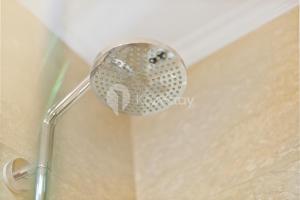 een douchekop in de hoek van een douchecabine bij Nyansa by Kozystay - Menteng in Jakarta +20 foto's