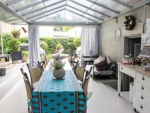 una mesa con un jarrón en ella en una cocina en Muckleneuk Manor, en Pretoria