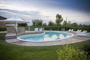 Bazén v ubytování Agriturismo Ai Casoni nebo v jeho okolí