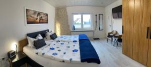 um quarto com uma cama grande e um cobertor azul em Appartement Pension Schüßler em Waldeck