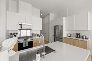 uma cozinha com armários brancos e um balcão branco em @ Marbella Lane - Downtown Haven in Long Beach em Long Beach