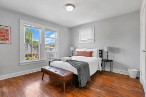 1 dormitorio con cama y ventana en The Champion Abode 2, en Columbus
