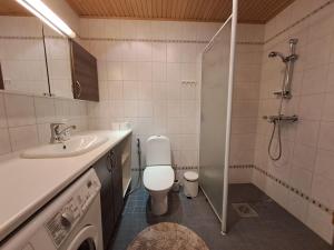 Phòng tắm tại Keskuskari G1 - saunallinen kahden makuuhuoneen huoneisto