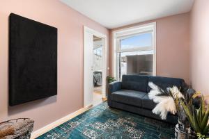 sala de estar con sofá y ventana en Arctic Suite - 5 minutes from city centre, en Tromsø