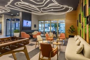 a lobby with a pool table and chairs at Smart by Dedeman Eskişehir in Eskisehir