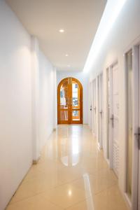 an empty hallway with a door in a building at Kareem Syariah Hostel Bukittinggi in Bukittinggi