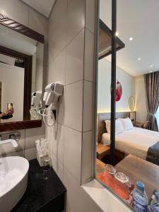 y baño con lavabo y espejo. en Apec Mandala Phú Yên en Tuy Hoa