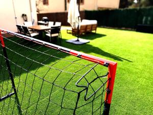 una pista de tenis con una red en un patio en Secrets of Montserrat en El Bruc