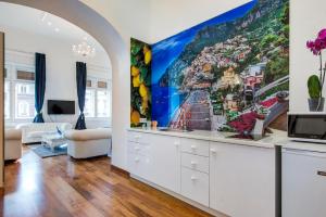 uma sala de estar com um mural de parede de uma cidade em Royale Apartment em Budapeste