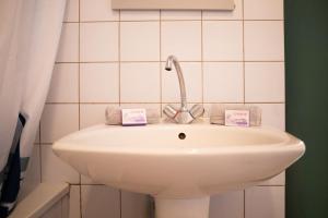 Ένα μπάνιο στο SPA central charmant duplex cosy 90m2 à 300m rue piétonne et 500 m du port +39 φωτογραφίες