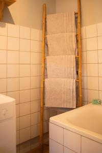 Ένα μπάνιο στο SPA central charmant duplex cosy 90m2 à 300m rue piétonne et 500 m du port