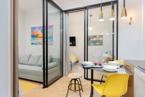 cocina y sala de estar con mesa y sillas amarillas en Apartament Nad Motławą Seredyńskiego by Renters en Gdansk