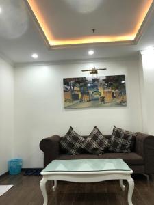a living room with a couch and a ceiling at Khách sạn QUEENIE in Hai Phong