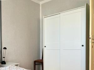 a white closet in a bedroom with a bed at Ferienwohnung Landlust - ideal für Hundefreunde und Monteure 