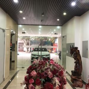 een lobby met een groot boeket bloemen voor een auto bij Khách sạn QUEENIE in Hai Phong