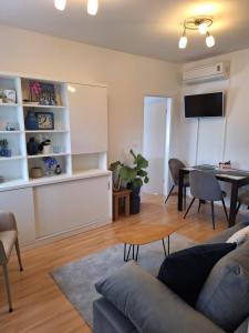 Televízia a/alebo spoločenská miestnosť v ubytovaní Apartment Dorina