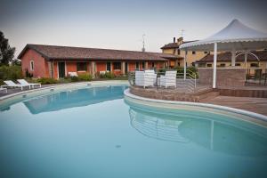 Bazén v ubytování Agriturismo Ai Casoni nebo v jeho okolí