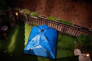 an overhead view of a blue umbrella on the grass at Changsha Fuxiangyuan International Hostel in Changsha