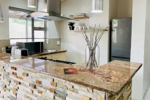 uma cozinha com bancada numa cozinha em Essence Lifestyle Self-Catering Accommodation - 1523 Hochland Park em Windhoek