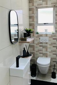 Bilik mandi di Essence Lifestyle Self-Catering Accommodation - 1523 Hochland Park +17 gambar