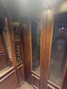 un ascensore in legno con due forni a microonde in una camera di Family Palace a Il Cairo