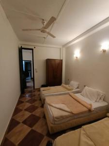 3 posti letto in una camera con soffitto di Family Palace a Il Cairo