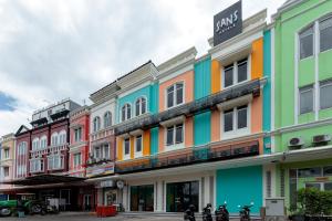 uma fila de edifícios coloridos numa rua em Sans Hotel Kelapa Gading Jakarta em Jakarta