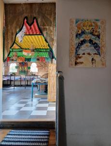 une chambre avec un mur peint et un sol en damier dans l'établissement Crazy Camel Hotel & Safari, à Jaisalmer