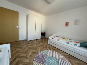 RettenbachにあるFerienwohnung To-Ni-Leのベッド1台とクローゼットが備わる小さな客室です。