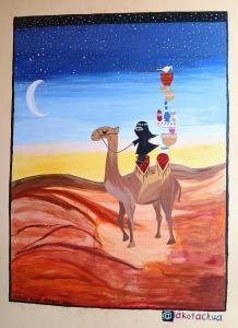 Crazy Camel Hotel & Safari في جيلسامر: لوحة لامرأة تركب جمل في الصحراء