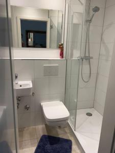 a bathroom with a shower and a toilet and a sink at Schöne Wohnung Nähe Düsseldorf Messe und Flughafen in Duisburg