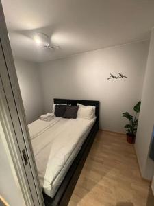 een slaapkamer met een bed in een kamer bij Amazing apartment by Opera house in Oslo