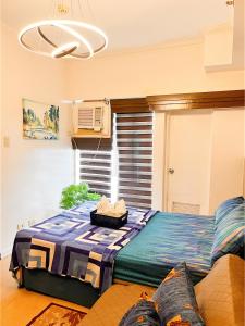 une chambre avec un lit avec un plateau dessus dans l'établissement BRENT STUDIO ROOM IN TAGAYTAY WITH TAAL LAKE VIEW, à Tagaytay