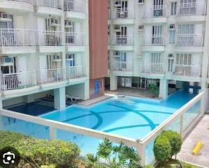 une vue aérienne d'un immeuble avec piscine dans l'établissement BRENT STUDIO ROOM IN TAGAYTAY WITH TAAL LAKE VIEW, à Tagaytay 1 autre photo