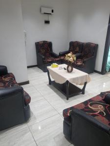 Sala de estar con 2 sofás y mesa de centro en اوليفيا للشقق الفندقية en Amán