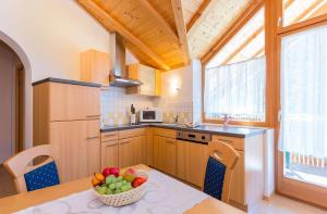 Kuchyň nebo kuchyňský kout v ubytování Residence Weisskugel Langtaufers Südtirol