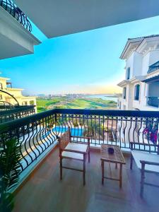 balkon z ławkami i widokiem na ocean w obiekcie Tranquil Haven Perfect Retreat for Your Holiday 510 w Abu Zabi