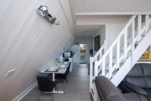 TV a/nebo společenská místnost v ubytování Chalet Fortyone