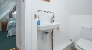 Koupelna v ubytování Chalet Fortyone + 12 fotografií