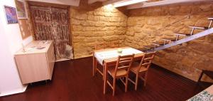 een eetkamer met een tafel en stoelen en een trap bij Anima Templi in Agrigento