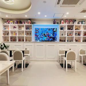 東京にあるHotaku HOTEL Akihabaraの棚付きの壁にテレビが備わる部屋