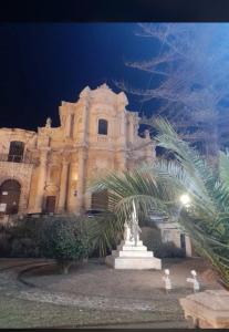 un edificio con una estatua delante en Casa Malù, en Marina di Noto 7 fotos más