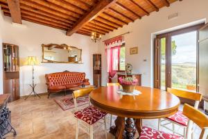 皮恩扎的住宿－Agriturismo il Casato Mag-il Vaglio，客厅配有木桌和椅子