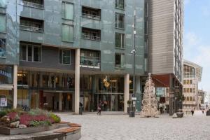 un grande edificio con una fontana di fronte di Amazing apartment by the beach a Oslo