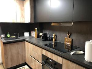 a kitchen with two sinks and a counter top at Casa Amy in Sella della Turra