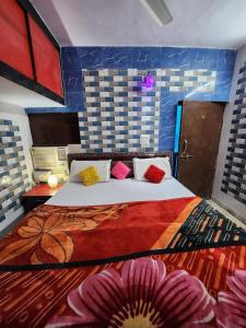 - une chambre avec un grand lit et des oreillers colorés dans l'établissement Dk's Paradise Homestay, à Agra